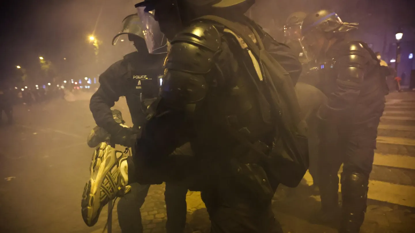 La Policía arresta a una persona en los Campos Elíseos La Policía arresta a una persona en los Campos Elíseos