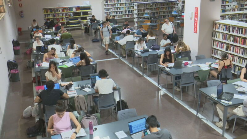 Varios estudiantes en una biblioteca
