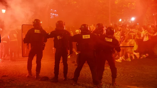 La Policía interviene en los disturbios de París por la Champions del PSG La Policía interviene en los disturbios de París por la Champions del PSG