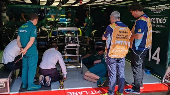 La FIA revisando el Aston Martin de Fernando Alonso La FIA revisando el Aston Martin de Fernando Alonso