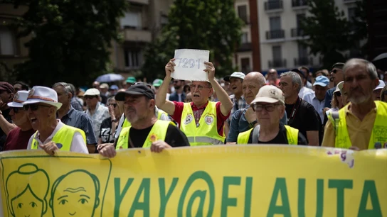 Varias personas durante el homenaje a los fallecidos en las residencias de mayores durante la pandemia Varias personas durante el homenaje a los fallecidos en las residencias de mayores durante la pandemia