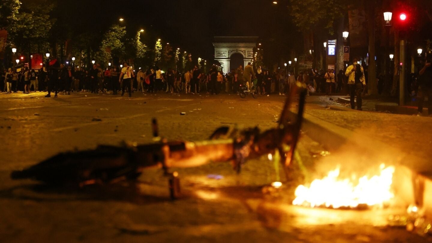 Fuego en un vehículo en las celebraciones del PSG
