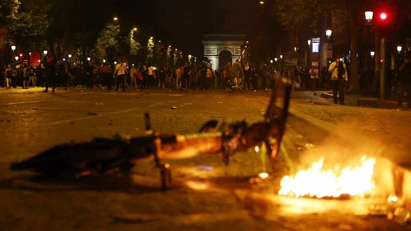 Fuego en un vehículo en las celebraciones del PSG Fuego en un vehículo en las celebraciones del PSG