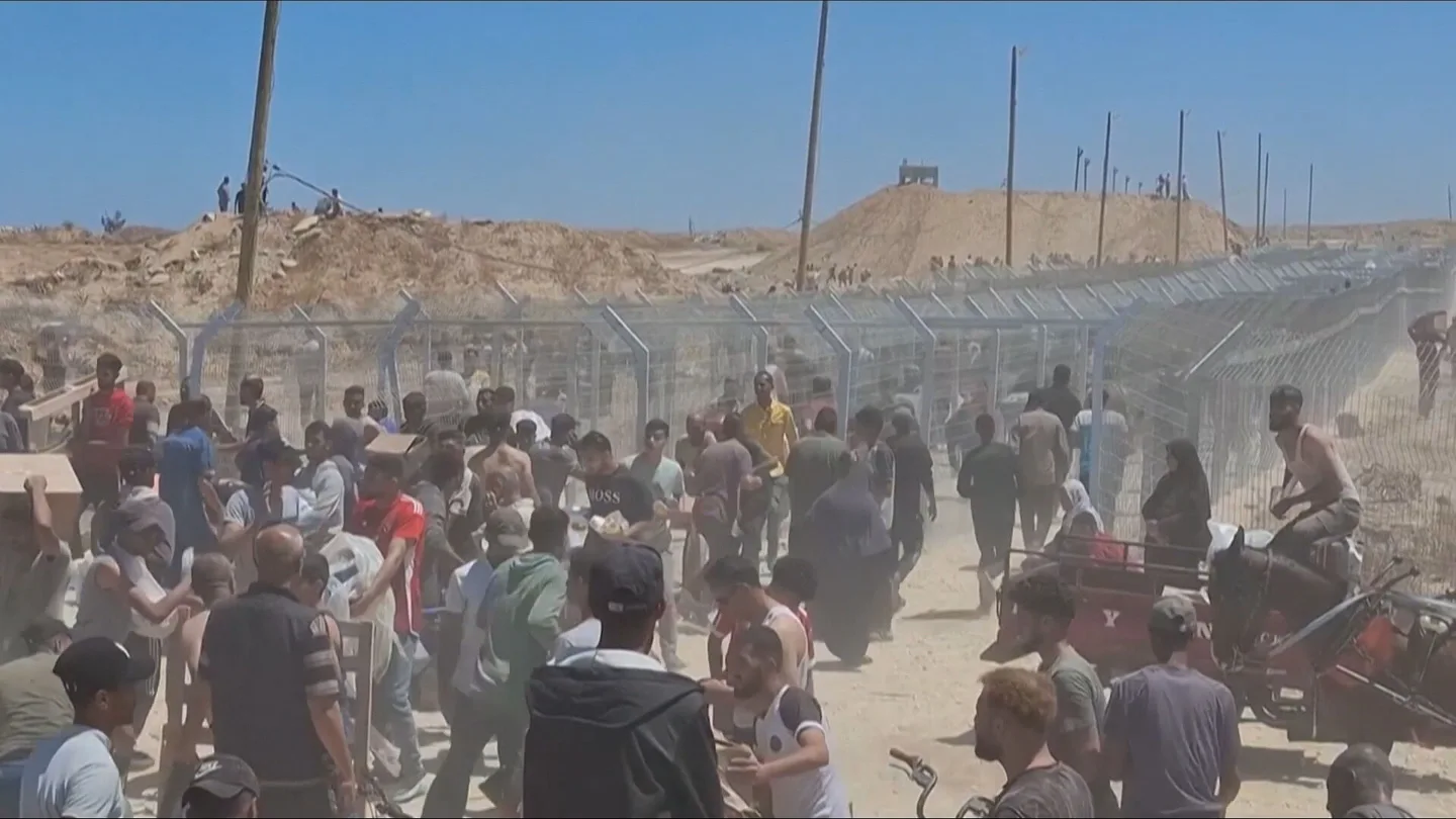 "Nos vamos con las manos vacías": la cruel realidad de los puntos de entrega de ayuda humanitaria en Gaza "Nos vamos con las manos vacías": la cruel realidad de los puntos de entrega de ayuda humanitaria en Gaza