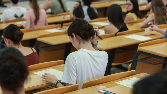 Una estudiante, en pleno examen de selectividad en junio de 2024 en Sevilla Una estudiante, en pleno examen de selectividad en junio de 2024 en Sevilla