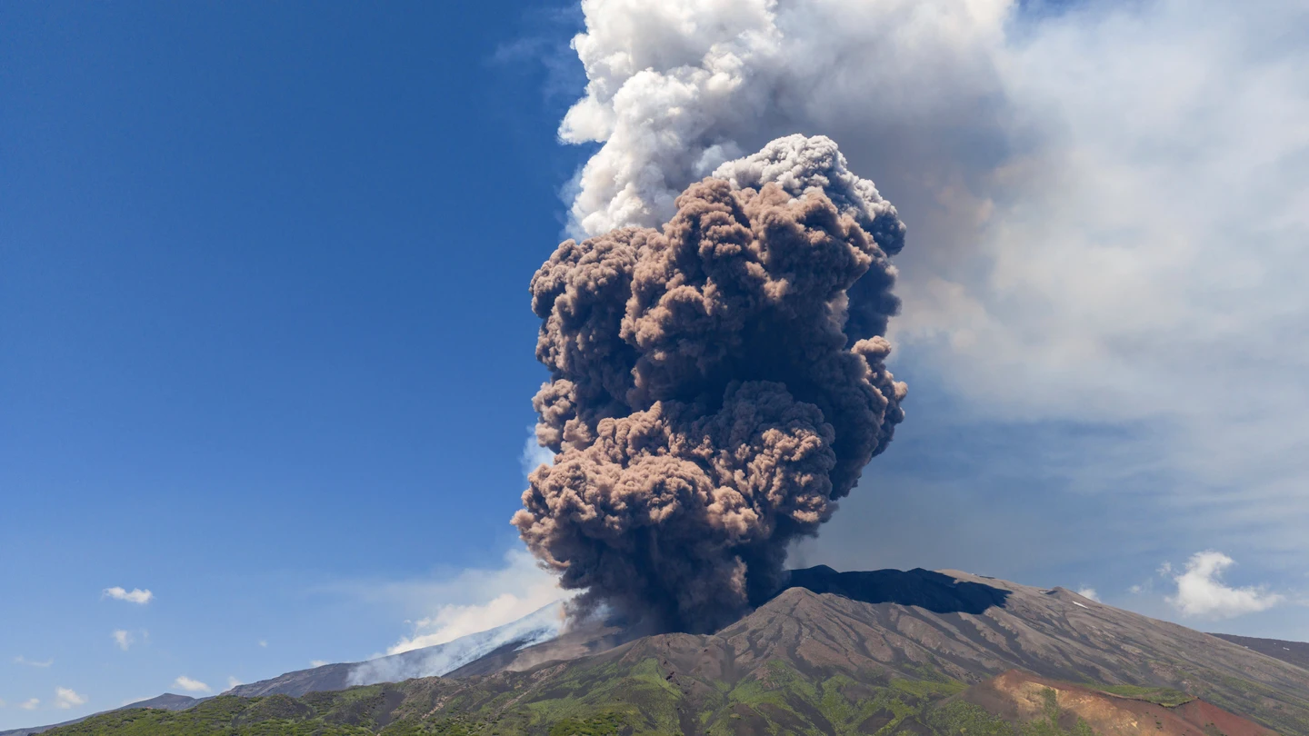 El volcán Etna entra en erupción en junio de 2025. El volcán Etna entra en erupción en junio de 2025.