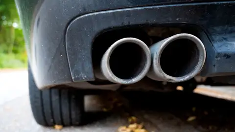 Doble tubo de escape de un vehículo Doble tubo de escape de un vehículo