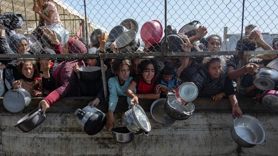 Palestinos desplazados se agolpan frente a un comedor social en Jan Yunis, sur de la Franja de Gaza Palestinos desplazados se agolpan frente a un comedor social en Jan Yunis, sur de la Franja de Gaza