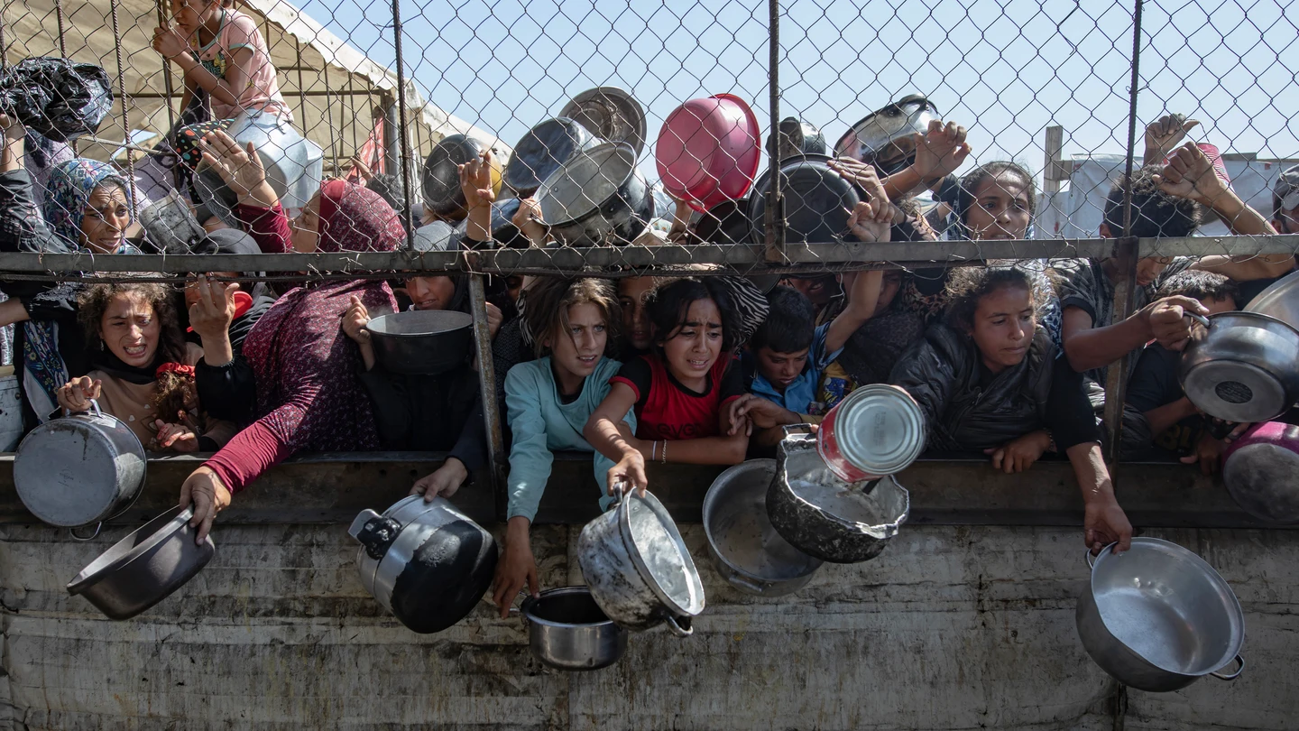 Palestinos desplazados se agolpan frente a un comedor social en Jan Yunis, sur de la Franja de Gaza Palestinos desplazados se agolpan frente a un comedor social en Jan Yunis, sur de la Franja de Gaza