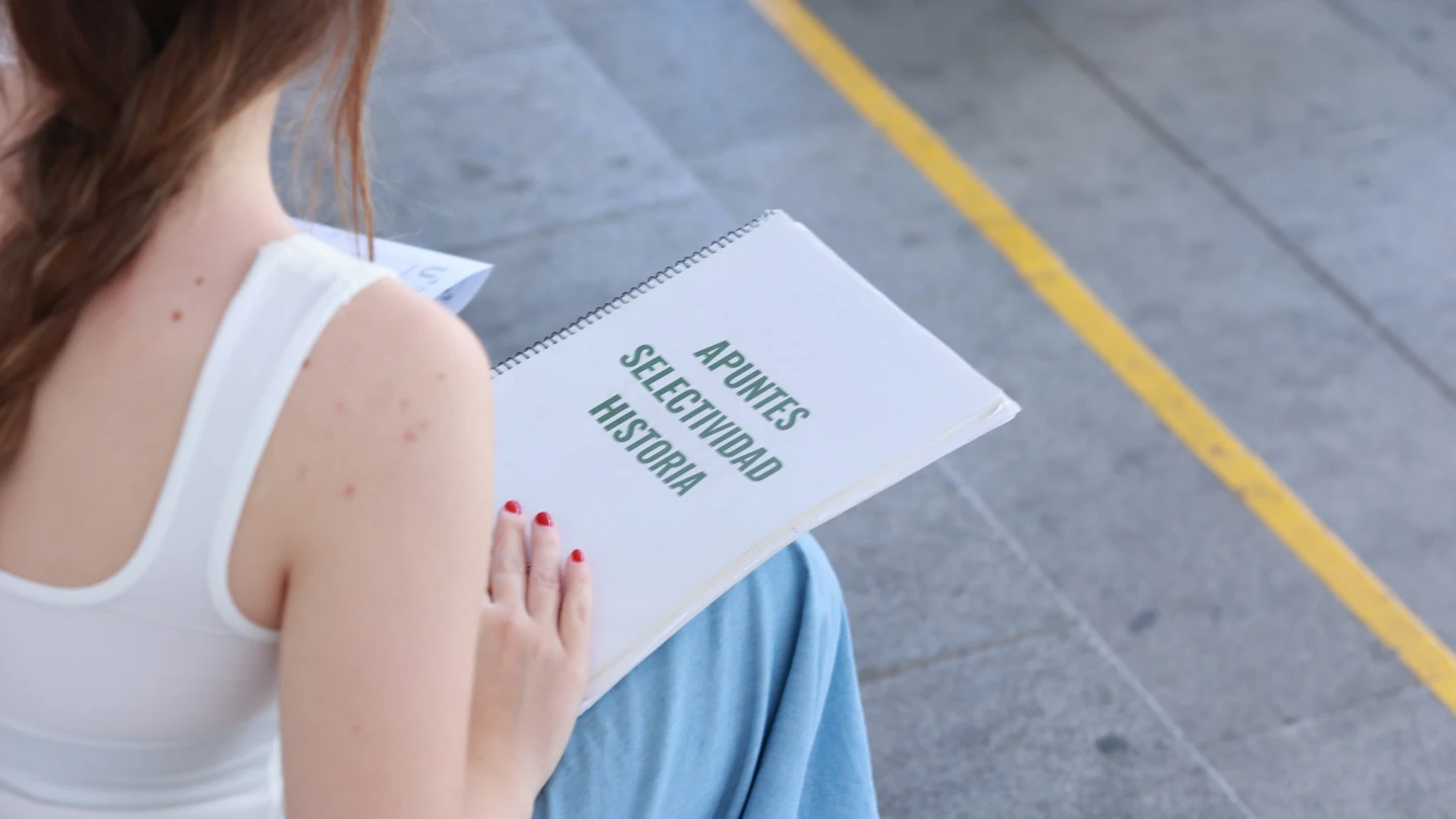 Una estudiante con sus apuntes de selectividad preparados para los exámenes de acceso a la universidad en Sevilla en 2024 Una estudiante con sus apuntes de selectividad preparados para los exámenes de acceso a la universidad en Sevilla en 2024