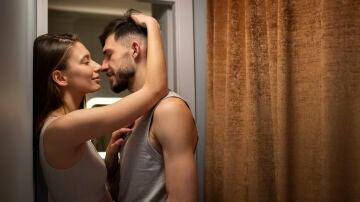 Una pareja en un momento de intimidad