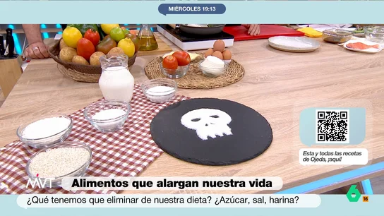 El nutricionista Pablo Ojeda expone por qué son perjudiciales los llamados 'cinco venenos blancos' Estos son el azúcar, la sal, la harina, el arroz blanco y la leche. Ojeda señala que, por ejemplo, es preferible escoger el arroz integral en lugar de consumir arroz blanco. Además, también apuesta por las harinas integrales.