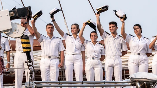 La princesa Leonor de Borbón saluda junto a sus compañeros durante la escala del Buque-Escuela de la Armada Juan Sebastián de Elcano en Nueva York La princesa Leonor de Borbón saluda junto a sus compañeros durante la escala del Buque-Escuela de la Armada Juan Sebastián de Elcano en Nueva York