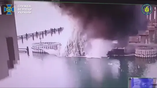 Momento de la explosión bajo el puente de Crimea. Momento de la explosión bajo el puente de Crimea.