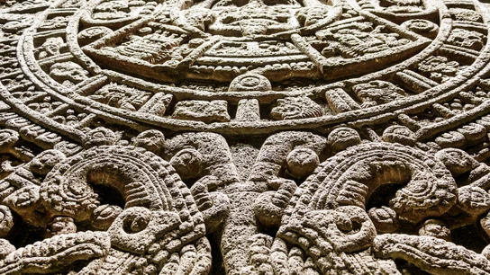 La escultura de un calendario del imperio azteca en el Museo Nacional de Antropología de México  La escultura de un calendario del imperio azteca en el Museo Nacional de Antropología de México