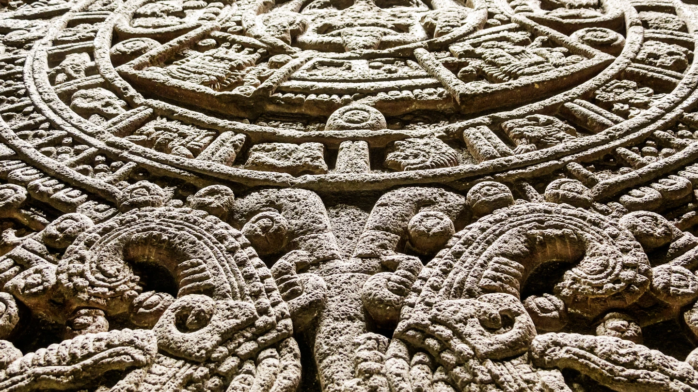 La escultura de un calendario del imperio azteca en el Museo Nacional de Antropología de México La escultura de un calendario del imperio azteca en el Museo Nacional de Antropología de México