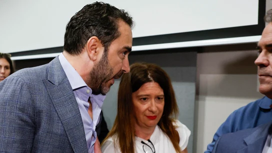 Víctor de Aldama durante su irrupción tras la rueda de prensa de este miércoles de Leire Díez. Víctor de Aldama durante su irrupción tras la rueda de prensa de este miércoles de Leire Díez.