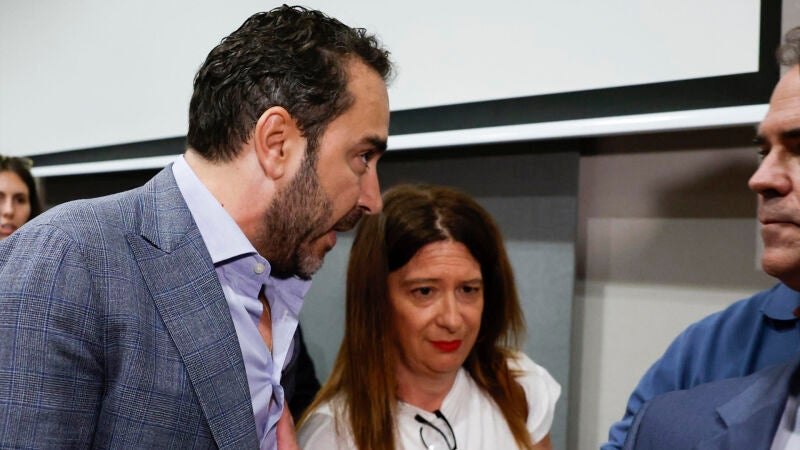 Víctor de Aldama durante su irrupción tras la rueda de prensa de este miércoles de Leire Díez.