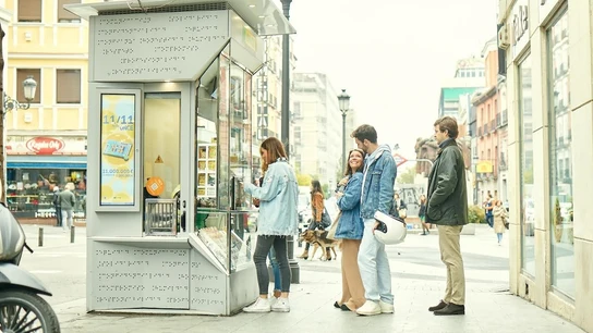 Varias personas esperan para comprar su participación en los próximos sorteos. Varias personas esperan frente a un kiosko de la ONCE para comprar su participación en los próximos sorteos.