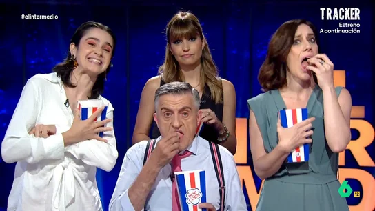 Cristina Gallego alucina con la irrupción de Aldama en la comparecencia de Leire Díez: "Will Smith me hubiera sorprendido menos" El Intermedio convierte la comparecencia de Leire Díez y la irrupción de Aldama en una película de Berlanga, 'El sainete nacional', que tiene totalmente enganchados a Wyoming, Sandra Sabatés, Inés Rodríguez y Cristina Gallego.