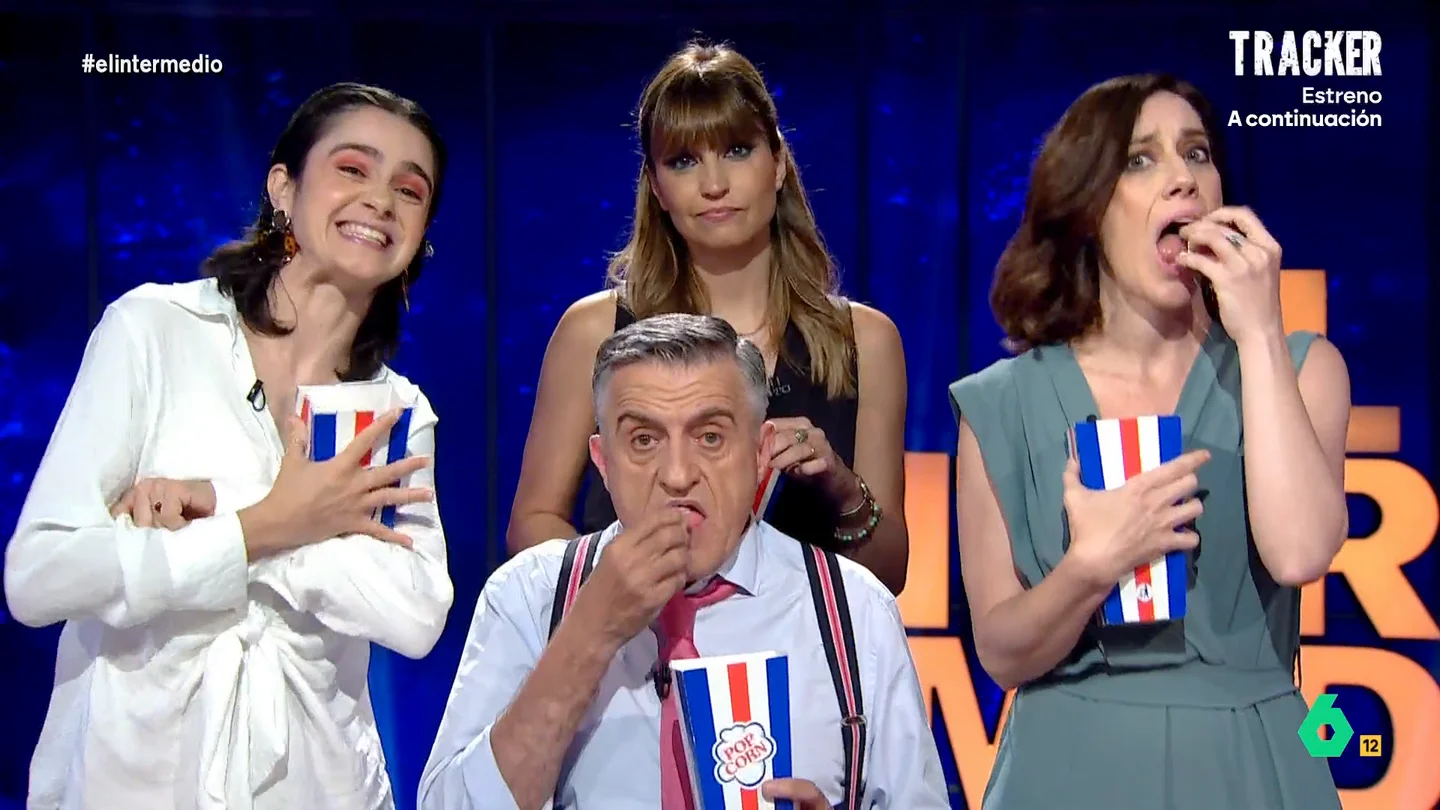 Cristina Gallego alucina con la irrupción de Aldama en la comparecencia de Leire Díez: "Will Smith me hubiera sorprendido menos" El Intermedio convierte la comparecencia de Leire Díez y la irrupción de Aldama en una película de Berlanga, 'El sainete nacional', que tiene totalmente enganchados a Wyoming, Sandra Sabatés, Inés Rodríguez y Cristina Gallego.