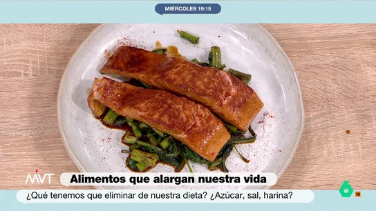 La receta de salmón al pimentón con espárragos verdes y espinacas de Pablo Ojeda para comer sano El nutricionista Pablo Ojeda regresa a los fogones de Más Vale Tarde para cocinar una receta de pescado saludable, con un salmón marinado como ingrediente principal. Fácil, rápida y con ingredientes naturales.