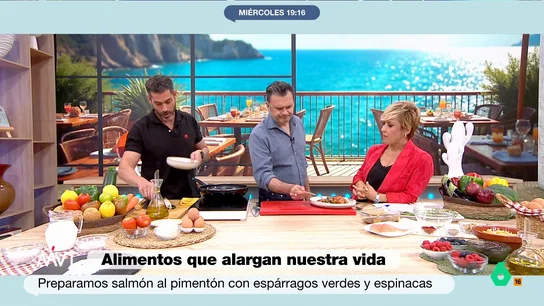 Iñaki López considera que comer una tortilla de claras "es una forma como otra cualquiera de tirar tu vida al pozo" Pablo Ojeda desmiente alguno de los mitos entorno a los huevos en Más Vale Tarde. El nutricionista indica que muchas personas quita las yemas porque tienen más grasa y más calorías.
