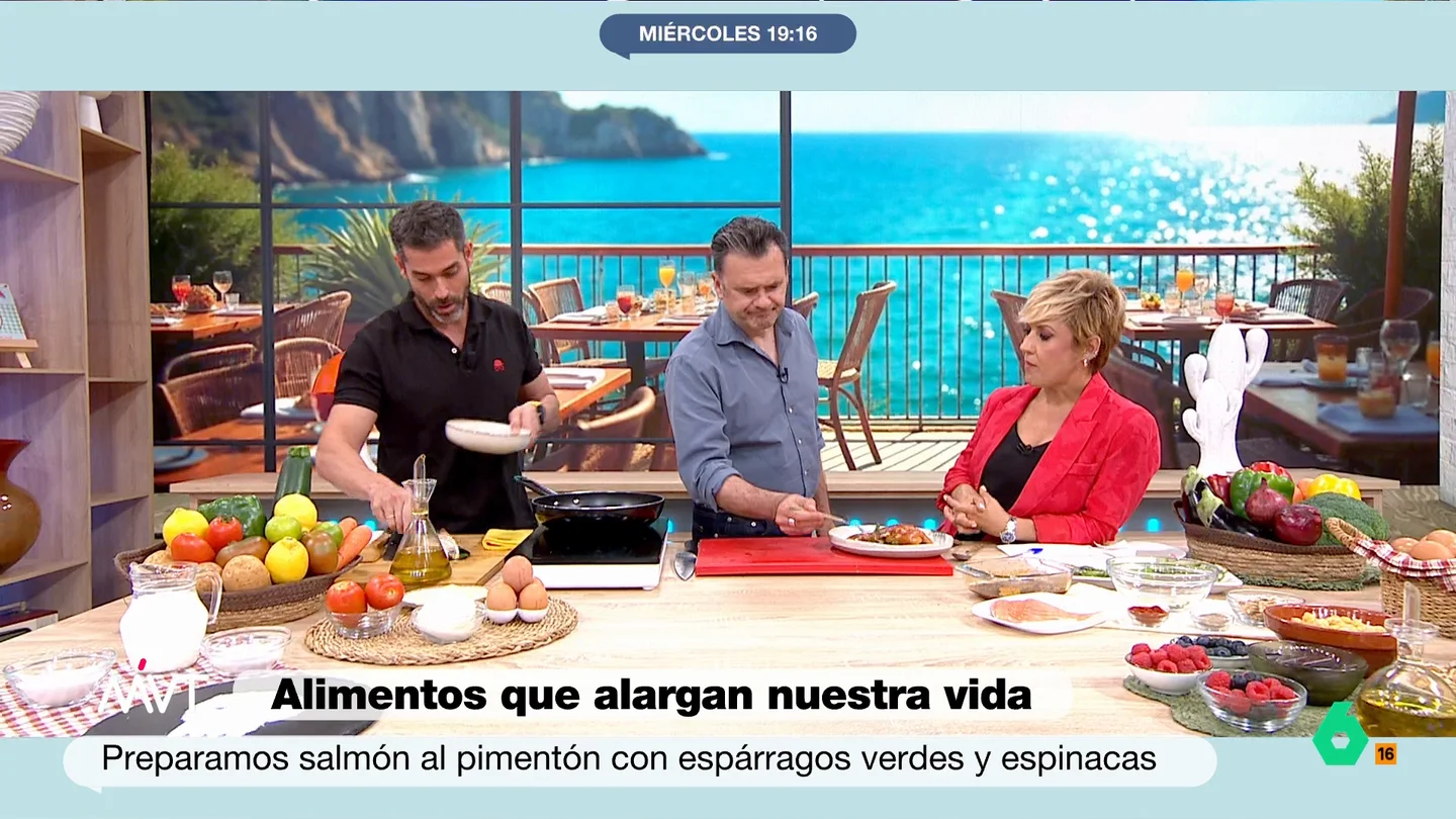 Iñaki López considera que comer una tortilla de claras "es una forma como otra cualquiera de tirar tu vida al pozo" Pablo Ojeda desmiente alguno de los mitos entorno a los huevos en Más Vale Tarde. El nutricionista indica que muchas personas quita las yemas porque tienen más grasa y más calorías.