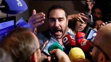 El empresario V&iacute;ctor de Aldama, investigado en el caso Koldo, se dirige a los medios tras su aparici&oacute;n este mi&eacute;rcoles durante la comparecencia de Leire D&iacute;ez.