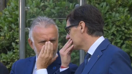 El curioso momento de Illa y Torres cuando se tapan la boca para hablar El curioso momento de Illa y Torres cuando se tapan la boca para hablar