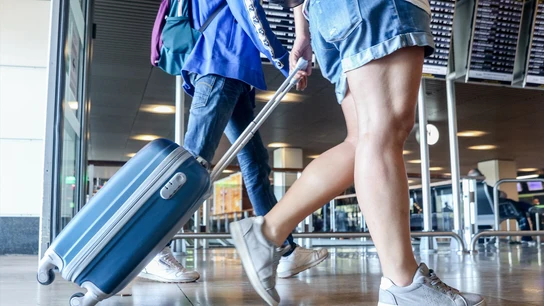 Una mujer con una maleta en el aeropuerto Adolfo Suárez-Madrid Barajas, en Madrid (España) Una mujer con una maleta en el aeropuerto Adolfo Suárez-Madrid Barajas, en Madrid (España)