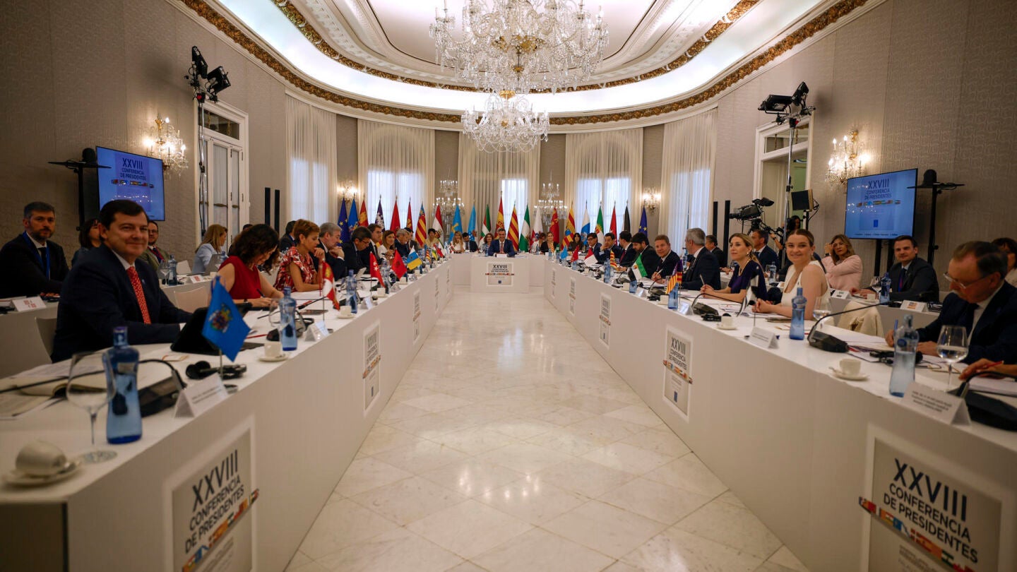 Vista general al inicio de la XXVIII Conferencia de Presidentes que se celebra este viernes en el Palau de Pedralbes, en Barcelona. 