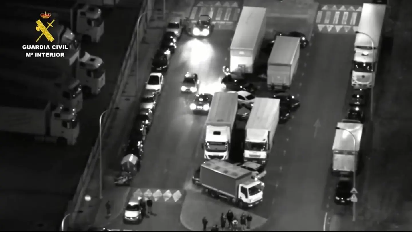 La Guardia Civil desmantela una "red de carreras ilegales" en polígonos industriales en Pontevedra. La Guardia Civil desmantela una "red de carreras ilegales" en polígonos industriales en Pontevedra.