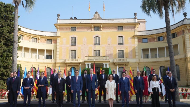 Foto de familia de la XXVIII Conferencia de Presidentes este viernes en el Palau de Pedralbes de Barcelona.