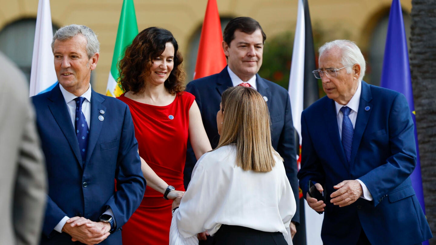 El presidente de la Xunta de Galicia, Alfonso Rueda, y su homóloga madrileña, Isabel Díaz Ayuso, junto a otros dirigentes autonómicos.