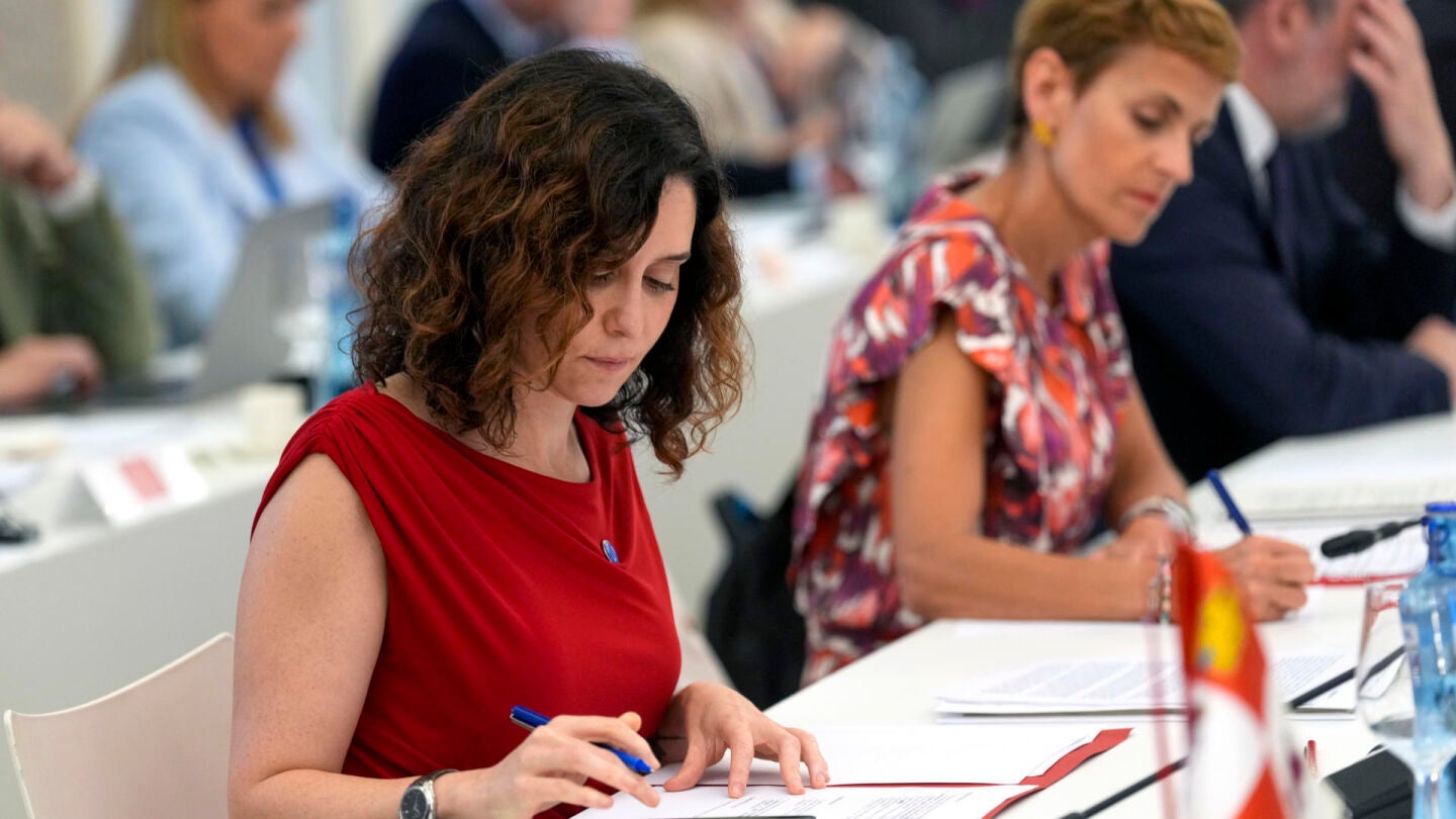 La presidenta de la Comunidad de Madrid, Isabel Díaz Ayuso, momentos antes de arrancar la reunión de la XXVIII Conferencia de Presidentes. 