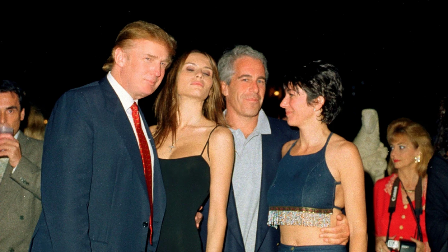 Donald Trump, junto a Melania Knauss, Jeffrey Epstein y Ghislaine Maxwell en una fiesta en el club Mar-a-Lago en febrero del año 2000 Donald Trump, junto a Melania Knauss, Jeffrey Epstein y Ghislaine Maxwell en una fiesta en el club Mar-a-Lago en febrero del año 2000