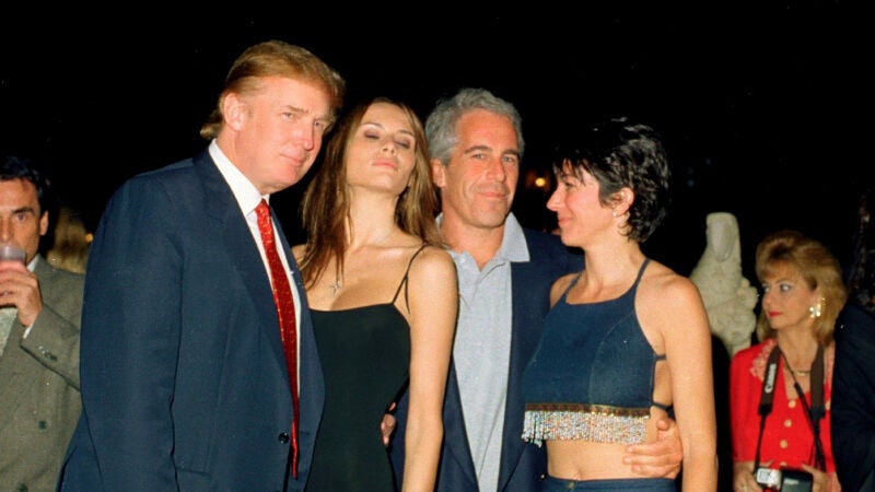 Donald Trump, junto a Melania Knauss, Jeffrey Epstein y Ghislaine Maxwell en una fiesta en el club Mar-a-Lago en febrero del año 2000
