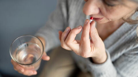 Mujer tomando un medicamento