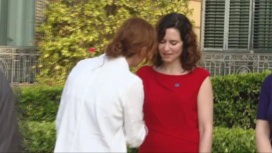 Encontronazo en la Conferencia de Presidentes: Ayuso niega el saludo a Mónica García y ambas se encaran Encontronazo en la Conferencia de Presidentes: Ayuso niega el saludo a Mónica García y ambas se encaran