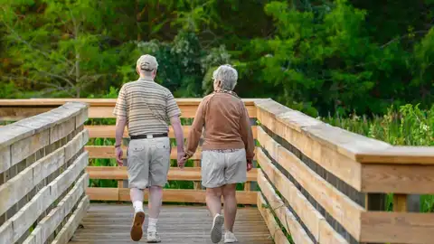Pareja caminando Pareja caminando