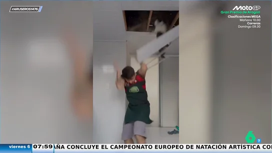 El susto viral de un joven al derrumbarse el techo y caer su gato del conducto de ventilación El susto viral de un joven al derrumbarse el techo y caer su gato del conducto de ventilación