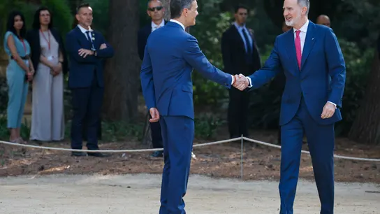 El presidente del Gobierno, Pedro Sánchez, recibe al rey Felipe VI en la XVIII Conferencia de Presidentes. El presidente del Gobierno, Pedro Sánchez, recibe al rey Felipe VI en la XVIII Conferencia de Presidentes.