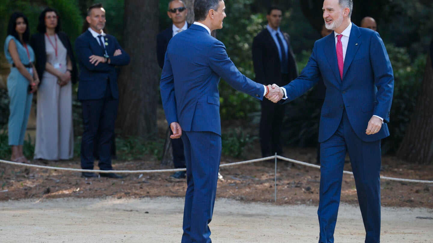 El presidente del Gobierno, Pedro Sánchez, recibe al rey Felipe VI en la XVIII Conferencia de Presidentes. 