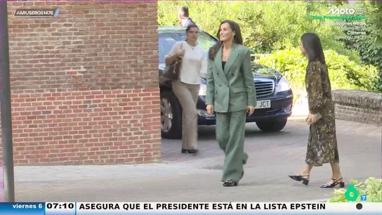 El traje verde de lino de la reina Letizia que "está destinado a agotarse en horas" según Tatiana Arús El traje verde de lino de la reina Letizia que "está destinado a agotarse en horas" según Tatiana Arús