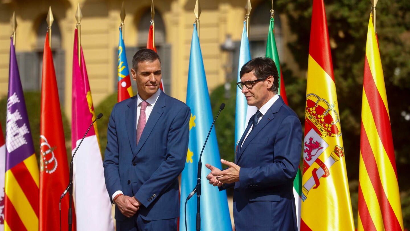 El presidente del Gobierno, Pedro Sánchez, y el president de la Generalitat de Catalunya, Salvador Illa, durante la declaración institucional previa a la XXVIII Conferencia de Presidentes. 