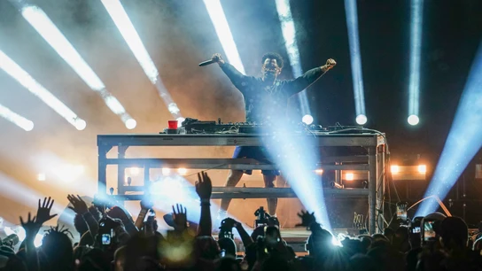 Un DJ en un festival. Un DJ en un festival.