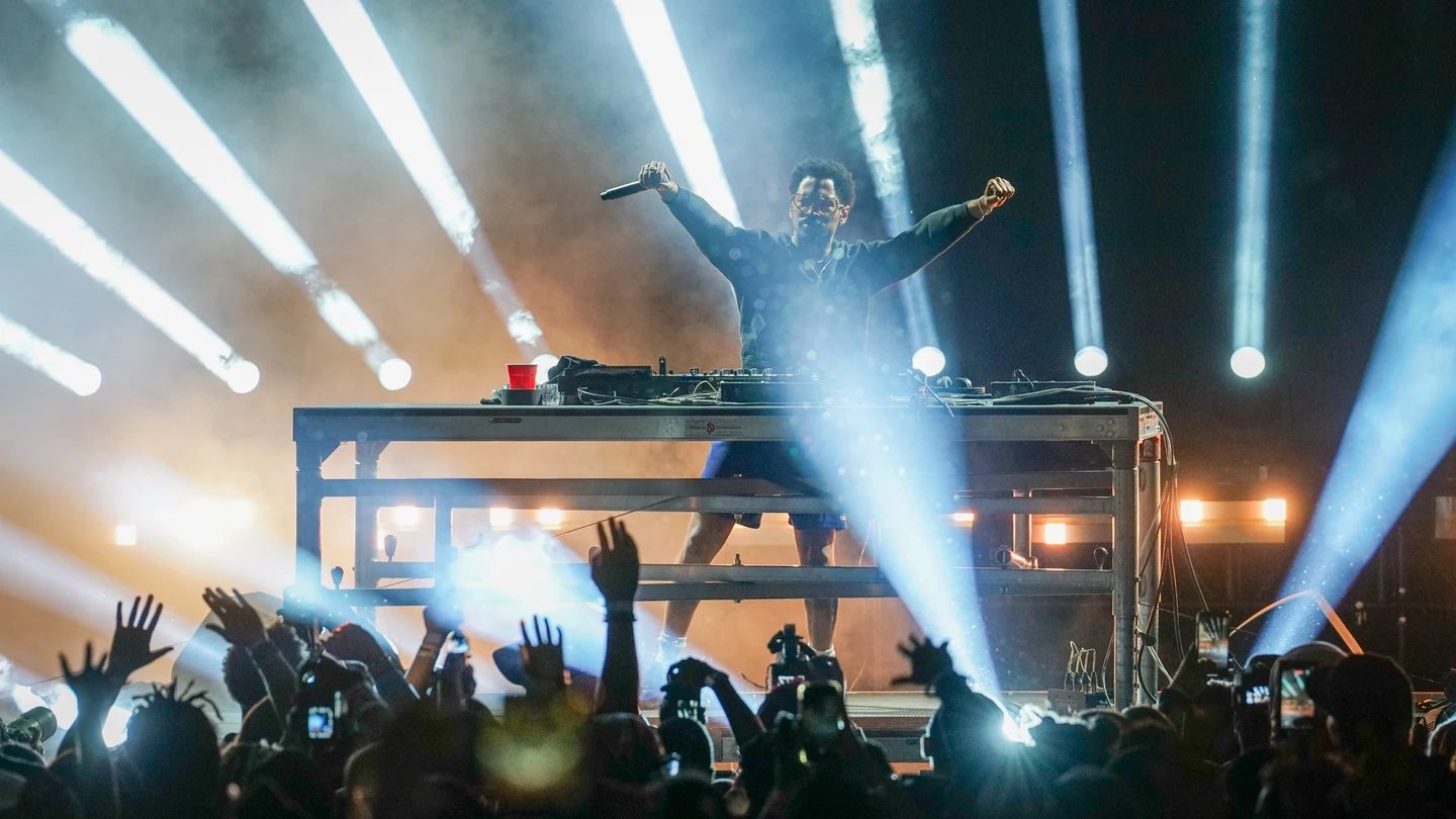 Un DJ en un festival. Un DJ en un festival.
