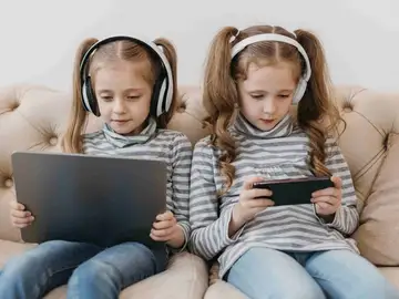 Niñas con teléfonos móviles y tablets Niñas con teléfonos móviles y tablets