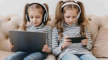 Niñas con teléfonos móviles y tablets
